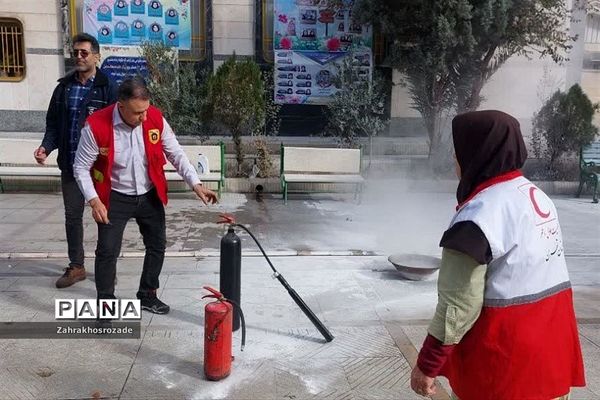 برگزاری کلاس‌های آموزشی اطفاء حریق در دبیرستان هیأت امنایی راضیه شکرایی ناحیه دو ری