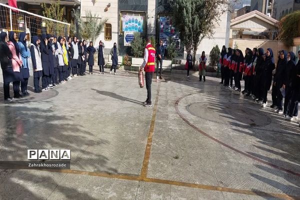 برگزاری کلاس‌های آموزشی اطفاء حریق در دبیرستان هیأت امنایی راضیه شکرایی ناحیه دو ری