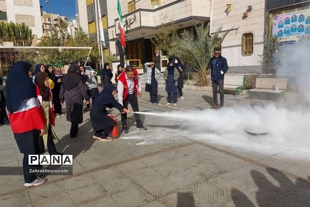 برگزاری کلاس‌های آموزشی اطفاء حریق در دبیرستان هیأت امنایی راضیه شکرایی ناحیه دو ری
