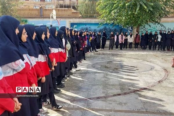 برگزاری کلاس‌های آموزشی اطفاء حریق در دبیرستان هیأت امنایی راضیه شکرایی ناحیه دو ری