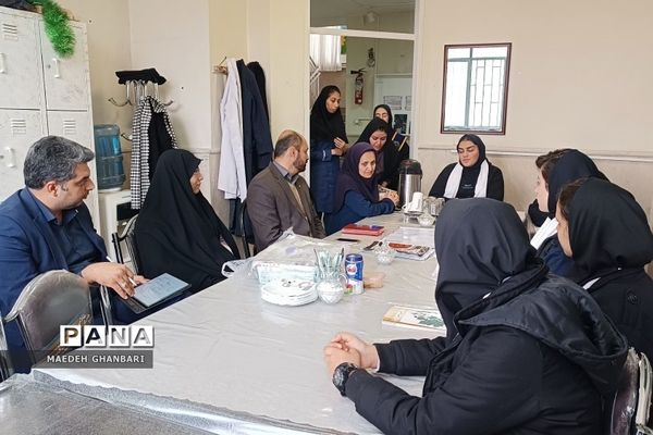 نشست تعامل و همفکری شورای دانش‌آموزی هنرستان سعادت با مسئولین