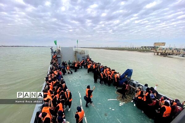 حضور دختران دانش‌آموز رودهن در اردوی راهیان نور