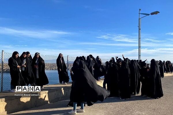 حضور دختران دانش‌آموز رودهن در اردوی راهیان نور