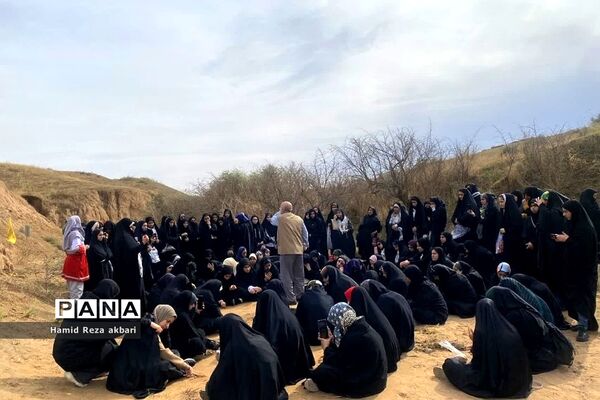 حضور دختران دانش‌آموز رودهن در اردوی راهیان نور