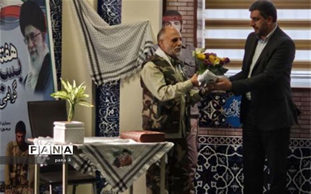 تجلیل مدیرآموزش و پرورش منطقه 4 تهران از فرمانده بسیج دانش‌آموزی