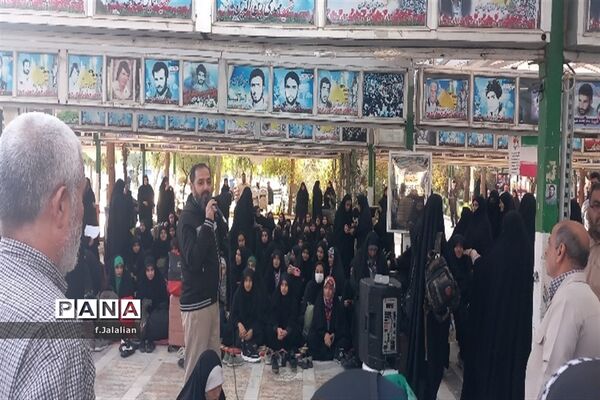 مراسم بدرقه دانش‌آموزان ناحیه یک قم به اردوی راهیان نور