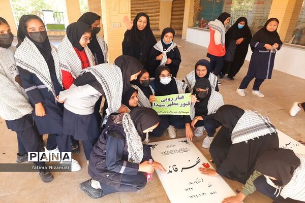 غبار روبی و عطر افشانی گلزار شهدای شبانکاره به‌مناسبت هفته بسیج