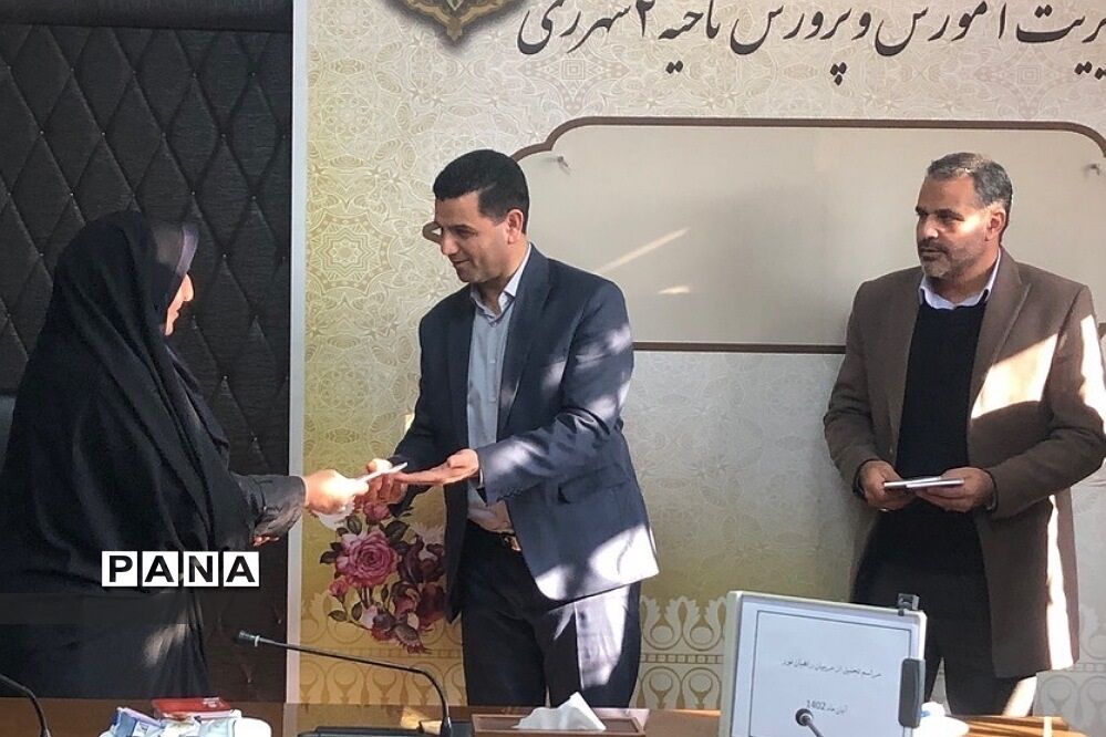 مراسم تقدیر از مربیان و مسئولین اردوی راهیان نور در ناحیه دو ری