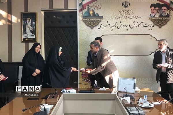 مراسم تقدیر از مربیان و مسئولین اردوی راهیان نور در ناحیه دو ری