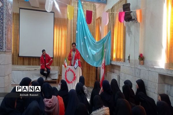 اجرای تمرینات آمادگی در برابر زلزله در دبیرستان شهیده حسنی سعدی قم