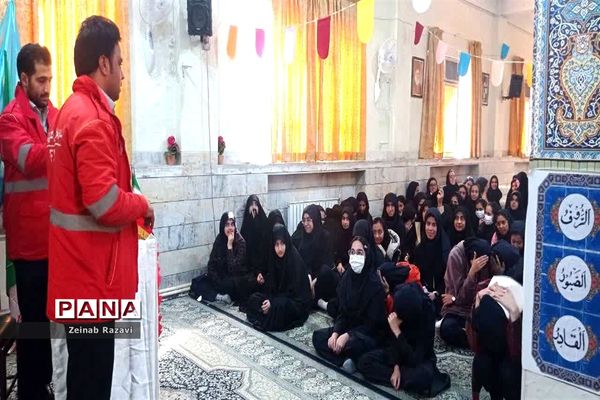 اجرای تمرینات آمادگی در برابر زلزله در دبیرستان شهیده حسنی سعدی قم