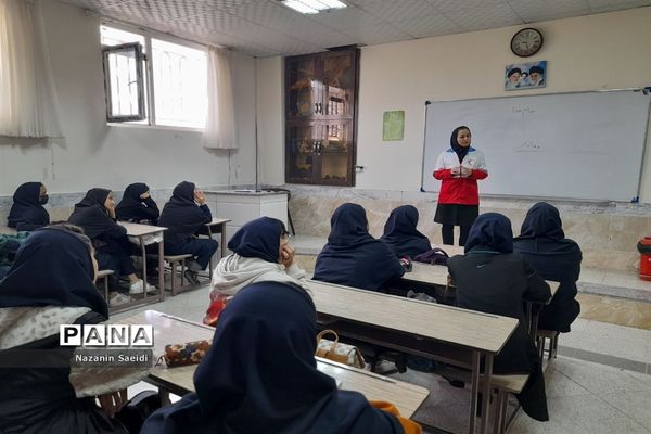 آموزش مانور زلزله در دبیرستان امام حسین (ع) شهرستان کاشمر