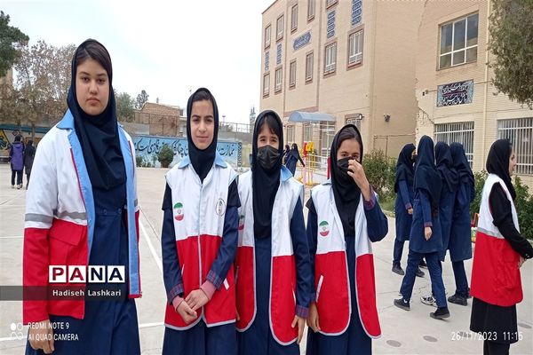 برگزاری کارگاه آموزشی مانور زلزله در دبیرستان فرهیختگان کاشمر