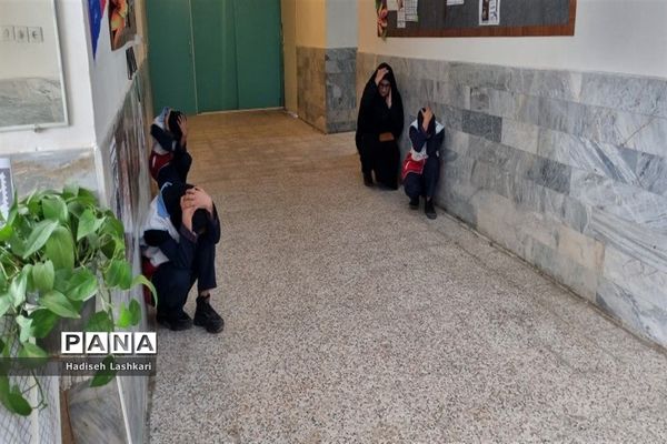 برگزاری کارگاه آموزشی مانور زلزله در دبیرستان فرهیختگان کاشمر