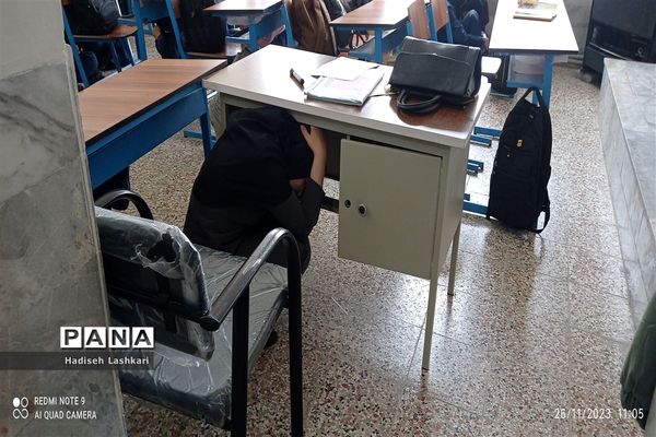 برگزاری کارگاه آموزشی مانور زلزله در دبیرستان فرهیختگان کاشمر