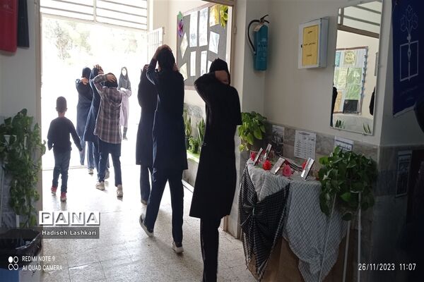برگزاری کارگاه آموزشی مانور زلزله در دبیرستان فرهیختگان کاشمر