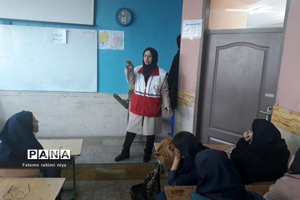 آموزش اقدامات ضروری هنگام زلزله توسط مربی هلال احمر در دبیرستان تربیت رودهن