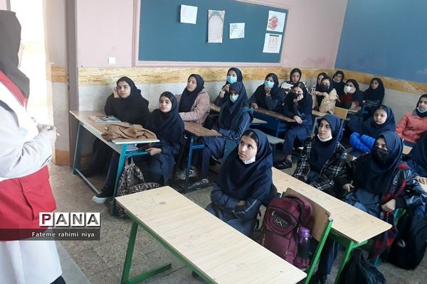 آموزش اقدامات ضروری هنگام زلزله توسط مربی هلال احمر در دبیرستان تربیت رودهن