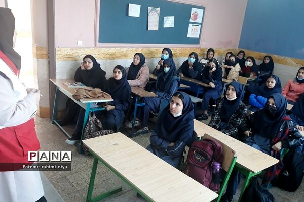 آموزش اقدامات ضروری هنگام زلزله توسط مربی هلال احمر در دبیرستان تربیت رودهن