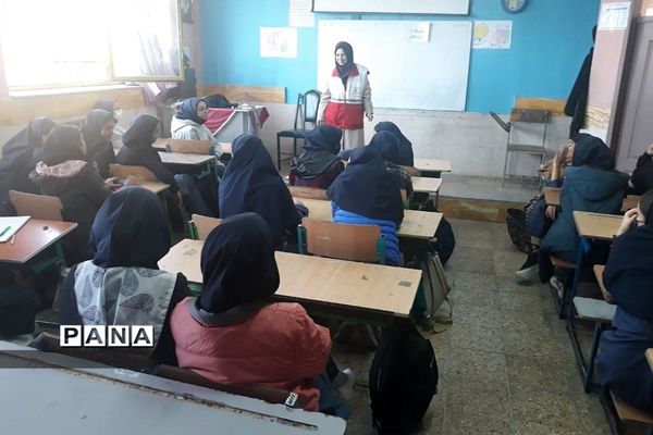 آموزش اقدامات ضروری هنگام زلزله توسط مربی هلال احمر در دبیرستان تربیت رودهن