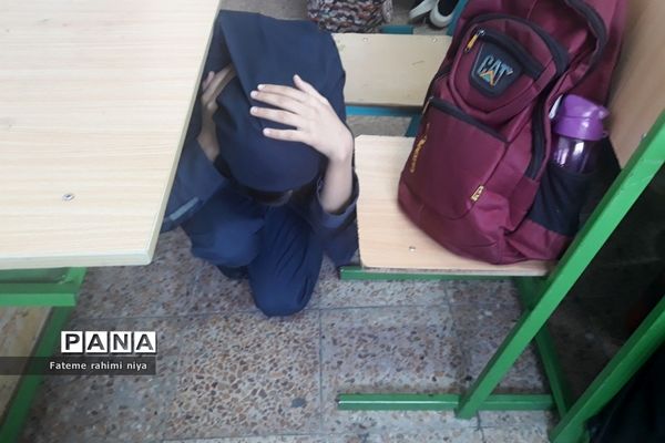 آموزش اقدامات ضروری هنگام زلزله توسط مربی هلال احمر در دبیرستان تربیت رودهن