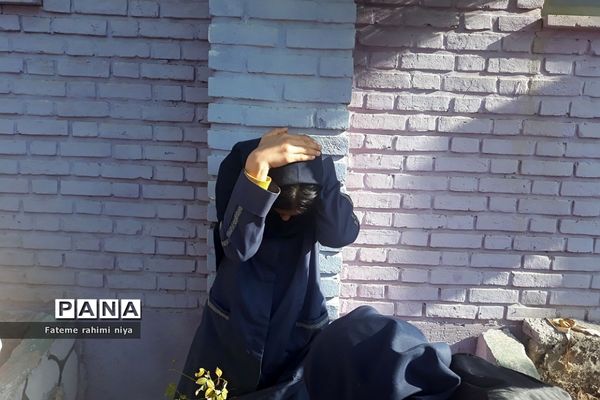 آموزش اقدامات ضروری هنگام زلزله توسط مربی هلال احمر در دبیرستان تربیت رودهن