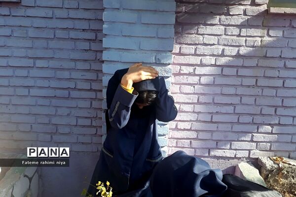 آموزش اقدامات ضروری هنگام زلزله توسط مربی هلال احمر در دبیرستان تربیت رودهن