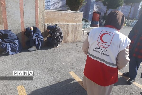 آموزش اقدامات ضروری هنگام زلزله توسط مربی هلال احمر در دبیرستان تربیت رودهن