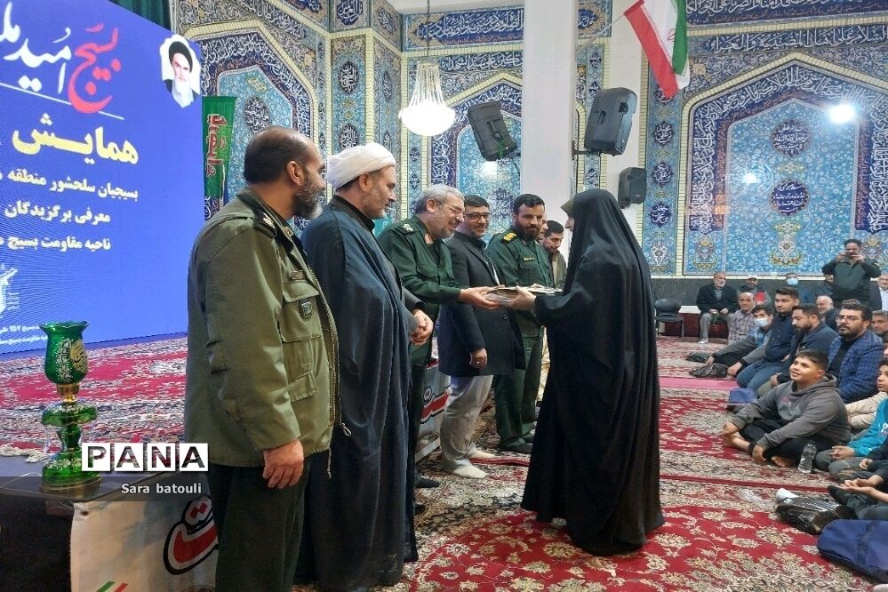 همایش یادیاران و تجلیل از  تعدادی خانواده شهدا منطقه ۱۸
