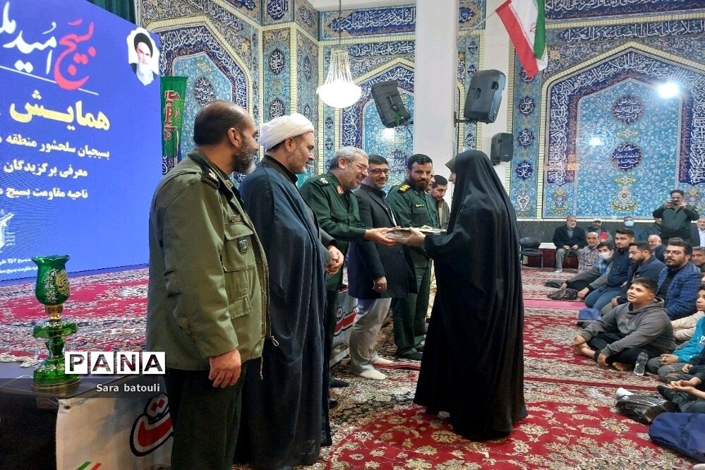 همایش یادیاران و تجلیل از  تعدادی خانواده شهدا منطقه ۱۸