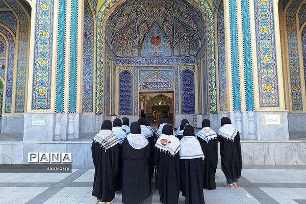 حضور دانش‌آموزان دبستان شهید محسنی فر در امامزاده خدیجه خاتون و زیارت قبور مطهر شهدا