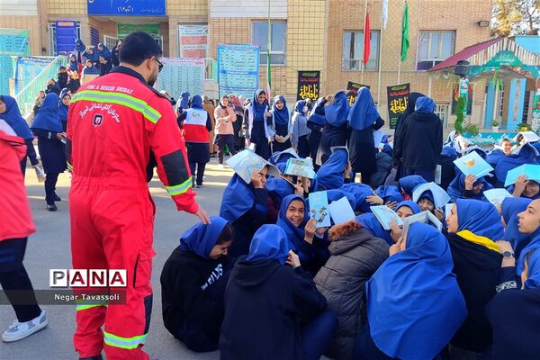 مانور زلزله آموزشی برای دانش‌آموزان