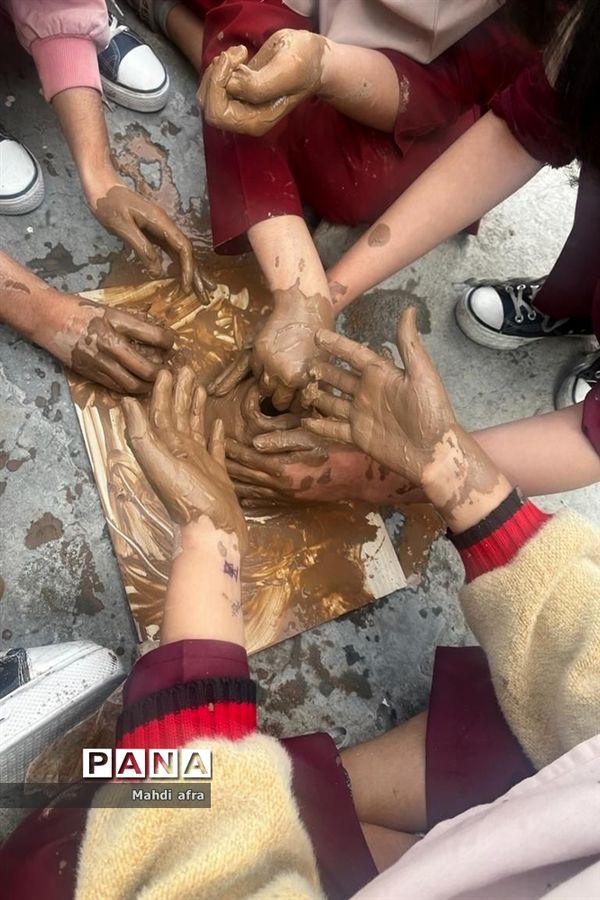 روز بدون کیف و کتاب دانش‌آموزان دبستان شاهد حریت بهبهان