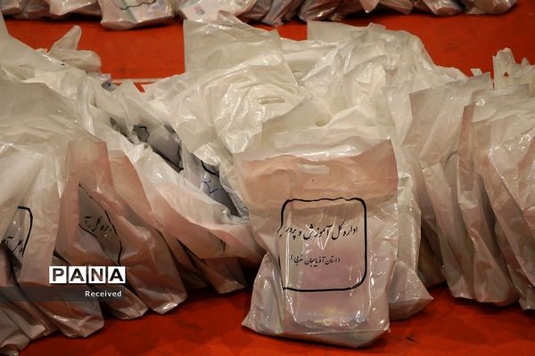 جشن لبخند دانش‌آموزان با جهاد توزیع نوشت افزار در آذربایجان غربی