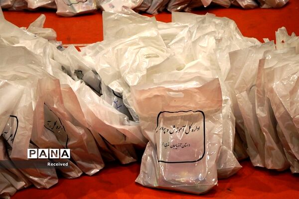 جشن لبخند دانش‌آموزان با جهاد توزیع نوشت افزار در آذربایجان غربی