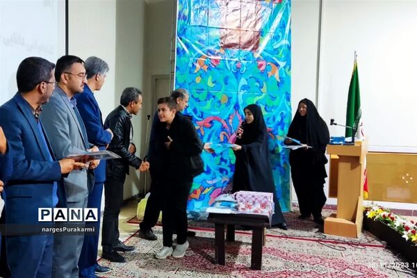 تقدیر از برگزیدگان مسابقات کتاب خوانی آموزش وپرورش ابرکوه