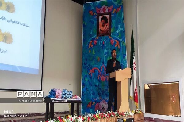 تقدیر از برگزیدگان مسابقات کتاب خوانی آموزش وپرورش ابرکوه