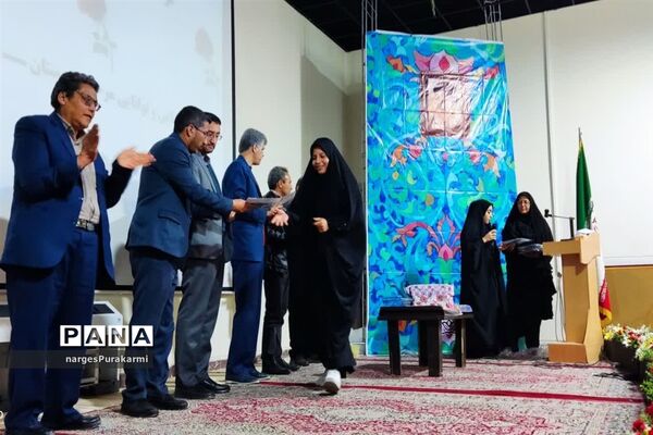 تقدیر از برگزیدگان مسابقات کتاب خوانی آموزش وپرورش ابرکوه