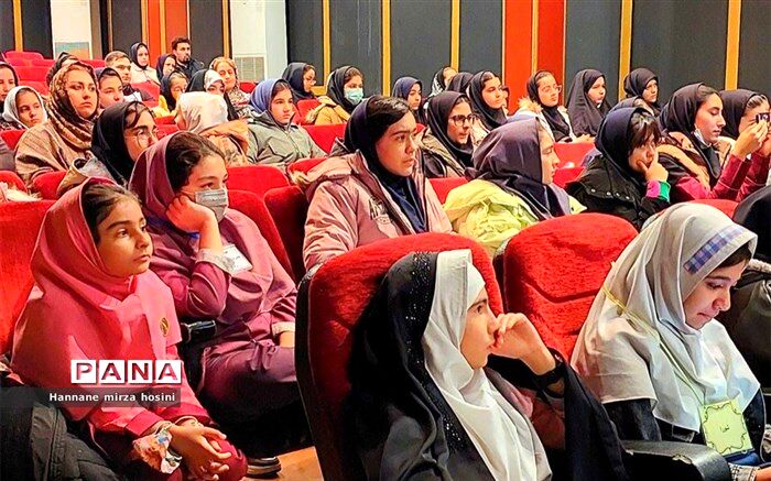 جهانی فکر کنید، اما مدرسه ای عمل کنید