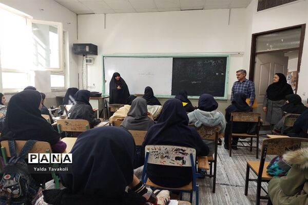 بازدید سرگروه‌ های آموزشی ناحیه یک از دبیرستان هوشیار