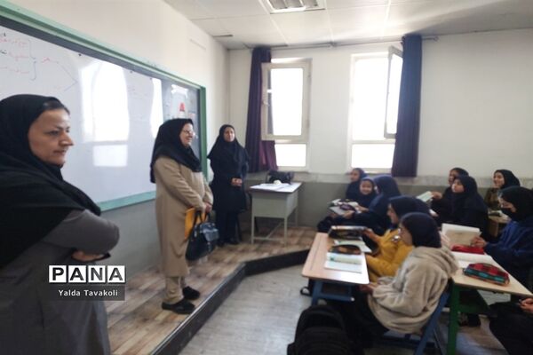 بازدید سرگروه‌ های آموزشی ناحیه یک از دبیرستان هوشیار