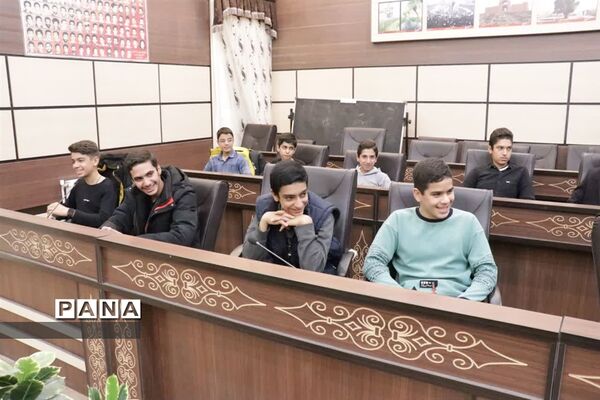 نشست صمیمی دانش‌آموزان نوجوان دارالقرآن امام خمینی (ره) با فرماندار مهریز