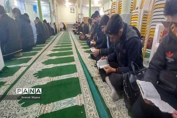 زیارت عاشورا در دبیرستان نمونه آیت الله خامنه‌ای کاشمر
