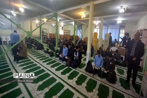 زیارت عاشورا در دبیرستان نمونه آیت الله خامنه‌ای کاشمر