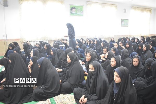 اعزام دانش‌آموزان دختر بهاباد به اردوی راهیان نور