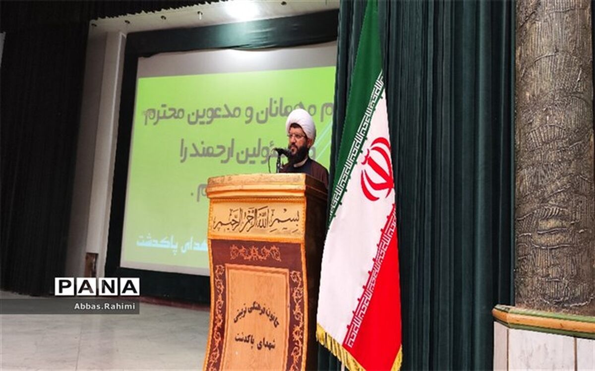 مجاهدان صف اول عرصه تعلیم و تربیت مدیران و مسئولان هستند