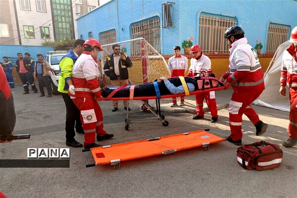 بیست و پنجمین مانور سراسری زلزله در دبیرستان پسرانه هیأت امنایی فرنو شهرقدس