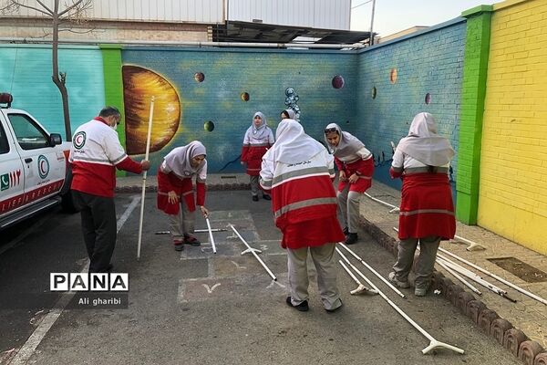 برگزاری مانور سراسری زلزله در دبستان هجده دی ناحیه 2 ری