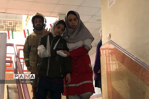 برگزاری مانور سراسری زلزله در دبستان هجده دی ناحیه 2 ری