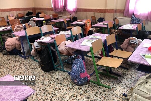 برگزاری مانور سراسری زلزله در دبستان هجده دی ناحیه 2 ری